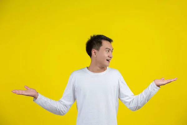 Retrato Modelo Masculino Extendió Sus Manos Sonriendo Sobre Fondo Amarillo — Foto de Stock