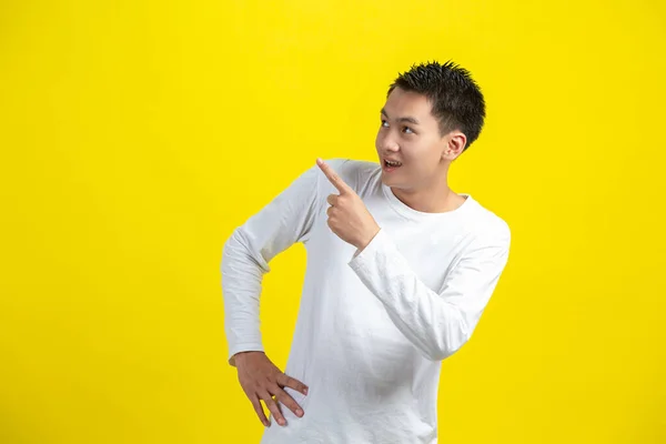 Retrato Modelo Masculino Apuntando Con Dedo Hacia Arriba Sonriendo Sobre — Foto de Stock