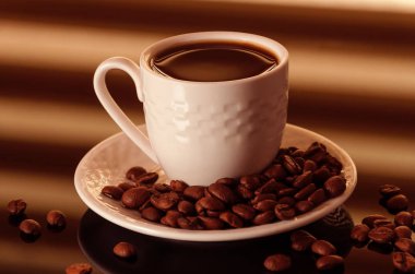 Siyah masada Kahve çekirdekleri ile Sıcak Kahve fincan