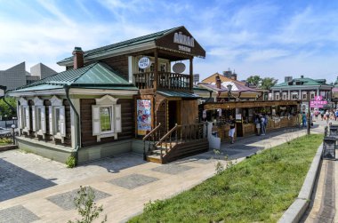 Irkutsk, Rusya - 6 Temmuz 2019: 130 Kvartal, Yaz mevsiminin merkezinde, Irkutsk'un merkezindeki tarihi binaların bulunduğu alanda yaratıldı