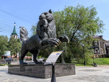 İrkutsk, Rusya-6 Temmuz 2019: Irkutsk şehrinin BABR heykel Sibirya Tiger sembolü