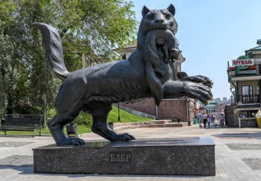 İrkutsk, Rusya-6 Temmuz 2019: Irkutsk şehrinin BABR heykel Sibirya Tiger sembolü.