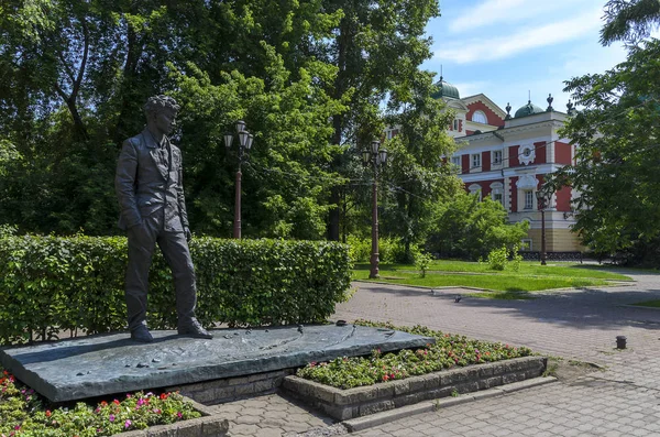 IRKUTSK, RUSIA - 6 de julio de 2019: Monumento en irkutsk de A. Vampilov. Escritor y dramaturgo ruso-soviético de prosa —  Fotos de Stock