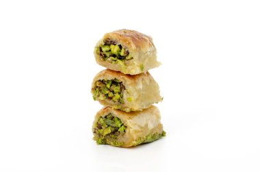 Beyaz arka planda antep fıstığı ve bal ile baklava, Türk, geleneksel arap tatlısı. Makro, seçici odak.