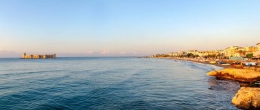 Maidens kalesi, Akdeniz'de Kiz Kalesi. Mersin Türkiye panoraması