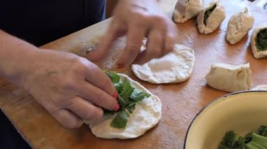 Vejetaryen, vejetaryen, basit yiyecekler, sıcak kekler, basit yemekler hazırlayan bir kadın.