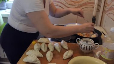 Vejetaryen, vejetaryen, basit yiyecekler, sıcak kekler, basit yemekler hazırlayan bir kadın.