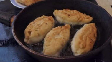 Vejetaryen, vejetaryen, basit yiyecekler, sıcak kekler, basit yemekler hazırlayan bir kadın.