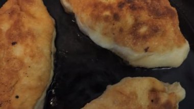 Vejetaryen, vejetaryen, basit yiyecekler, sıcak kekler, basit yemekler hazırlayan bir kadın.