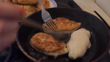 Vejetaryen, vejetaryen, basit yiyecekler, sıcak kekler, basit yemekler hazırlayan bir kadın.