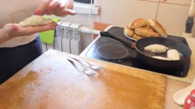 Vejetaryen, vejetaryen, basit yiyecekler, sıcak kekler, basit yemekler hazırlayan bir kadın.