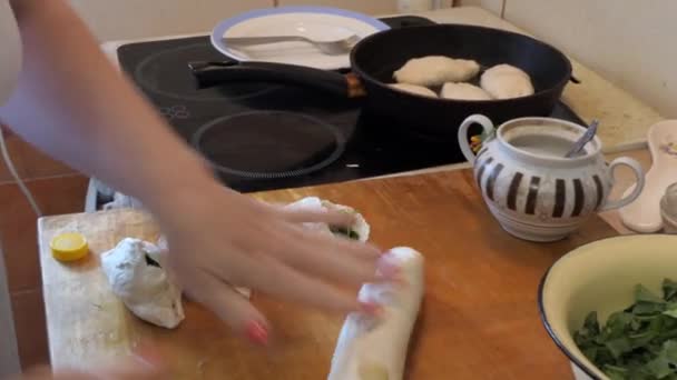 Veganer Vegetarier Einfaches Essen Warme Kuchen Eine Frau Bereitet Einfache — Stockvideo