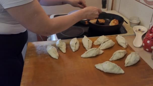 Veganistisch Vegetarisch Eenvoudig Eten Hotcakes Een Vrouw Bereidt Eenvoudig Voedsel — Stockvideo