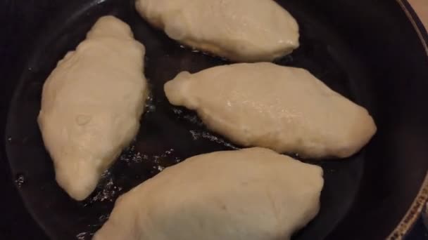 素食者 素食者 简单的食物 热蛋糕 女人准备简单的食物 带着忧伤的馅饼 — 图库视频影像