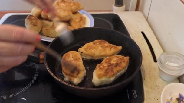 素食者 素食者 简单的食物 热蛋糕 女人准备简单的食物 带着忧伤的馅饼 — 图库视频影像