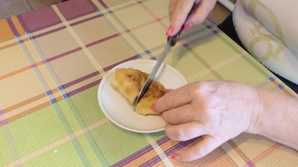 ビーガン ベジタリアン シンプルな食べ物 ホットケーキ 女性は簡単な食べ物を準備します ソレルとパイ — ストック動画