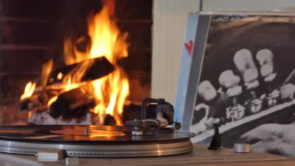 Vinyl Vinylová Gramofonová Přehrávače Záznamem Pozadí Krbu — Stock video