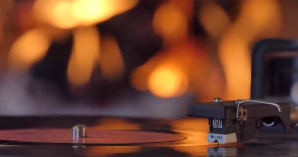 暖炉の背景にレコードを持つビニール ビニールレコードプレーヤー — ストック動画