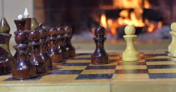 Schachfiguren Auf Dem Hintergrund Des Kamins — Stockvideo