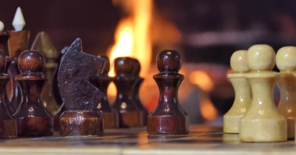暖炉の背景にチェスの作品 — ストック動画