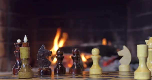 Шахові Фігури Фоні Каміна — стокове відео