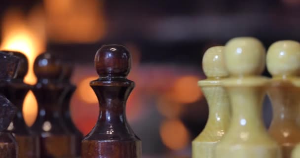 Schackpjäser Bakgrunden Den Öppna Spisen — Stockvideo