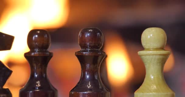 Šachové Figurky Pozadí Krbu — Stock video