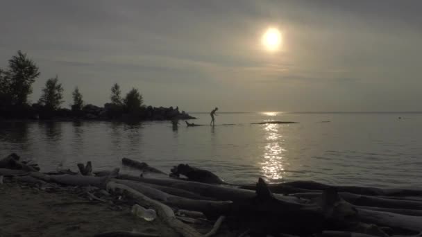 Strand Bij Zonsondergang Kinderen Zwemmen Het Meer Bij Zonsondergang Siberië — Stockvideo