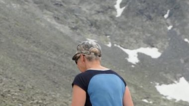 Genç bir kadın bir dağ yürüyüşüne turist çadırına geliyor