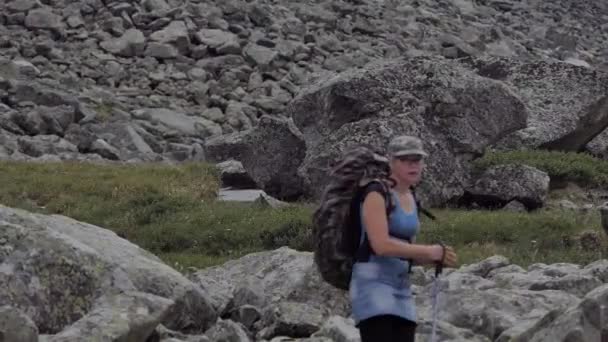 Adventures Nature Woman Tourist Backpack Passes Mountain Hike Smiles Waves — Vídeo de stock