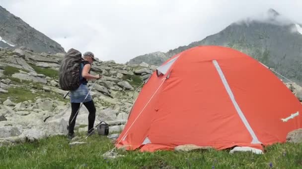 Kvinna Turist Med Ryggsäck Passerar Fjällvandring Kommer Till Tältet — Stockvideo