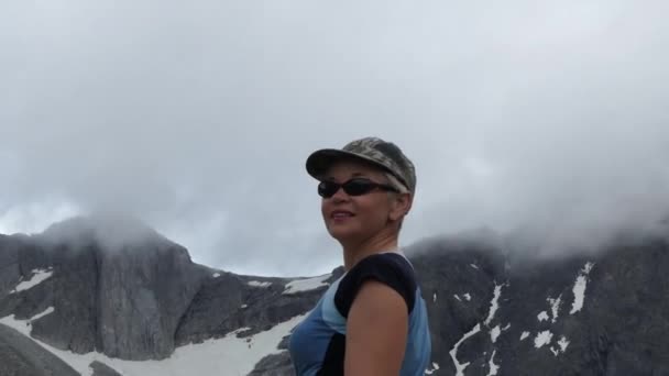 Een Jonge Vrouw Een Bergwandeling Bewondert Het Landschap Kijkt Terug — Stockvideo