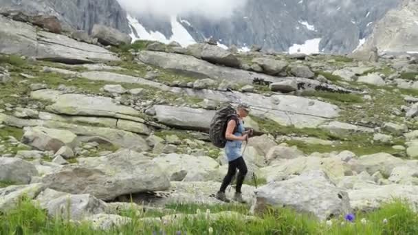 Uma Turista Mulher Com Uma Mochila Passa Uma Caminhada Montanha — Vídeo de Stock