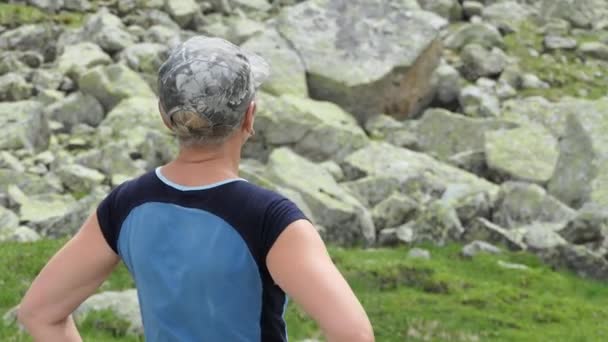 Adventures Nature Young Woman Mountain Hike Admires Landscape Looks Back — Vídeo de stock