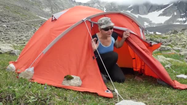 Een Jonge Vrouw Komt Uit Tent Onderzoekt Omgeving Een Bergwandeling — Stockvideo