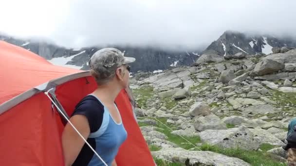 Een Jonge Vrouw Komt Uit Tent Onderzoekt Omgeving Een Bergwandeling — Stockvideo