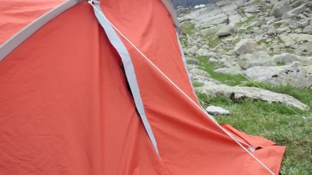 一个年轻女子从帐篷里出来 在爬山中察看周围的环境 — 图库视频影像