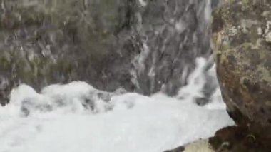 Taşlar arasında bir dağ akışı temiz, doğal su