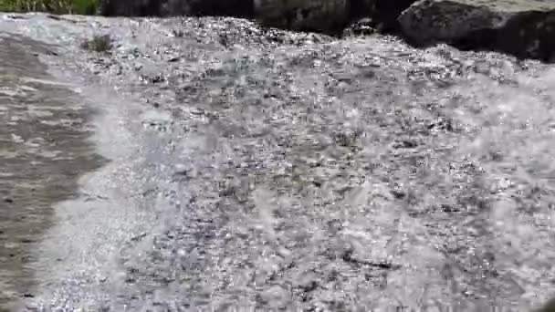 Schoon Natuurlijk Water Een Bergstroom Tussen Stenen — Stockvideo