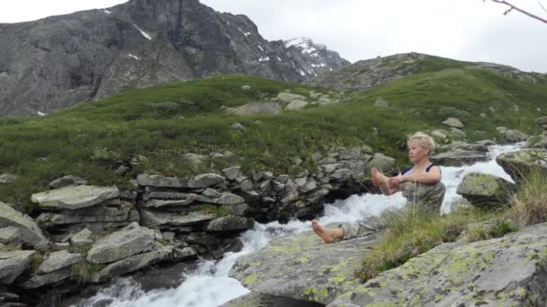 Vrouw Doet Ashram Yoga Klif Van Een Bergbeek — Stockvideo