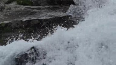 Taşlar arasında bir dağ akışı temiz, doğal su