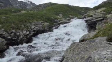 Taşlar arasında bir dağ akışı temiz, doğal su