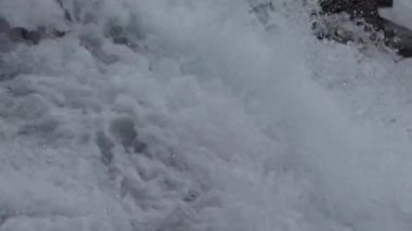 Taşlar arasında bir dağ akışı temiz, doğal su