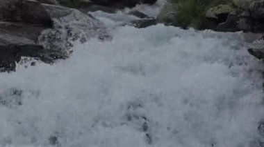 Taşlar arasında bir dağ akışı temiz, doğal su