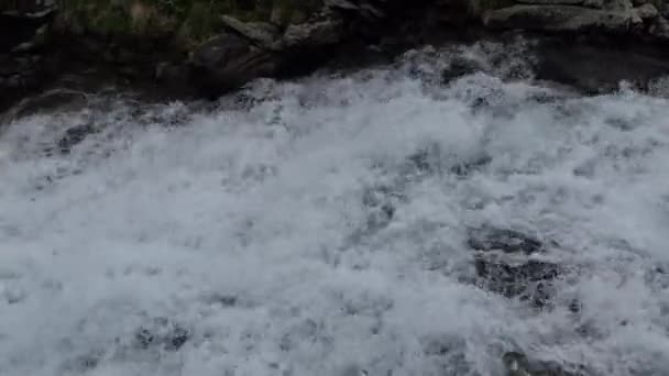 Sauberes Natürliches Wasser Einem Gebirgsbach Zwischen Den Steinen — Stockvideo