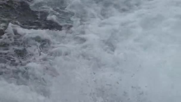 Eau propre et naturelle dans un ruisseau de montagne parmi les pierres 