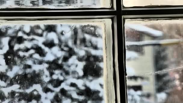 Sníh Pozadí Tří Bílých Dřevěných Oken Abstrakt Zavřít — Stock video