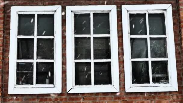 Sneeuwval Achtergrond Van Drie Witte Houten Ramen Muur Van Rode — Stockvideo