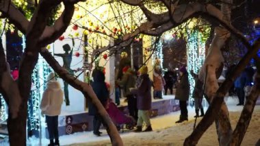 Gece, kış, tatil şehri. Tatil süslemeleri, parlak ampuller ve çelenkler. Gece şehri. Noel, yeni yıl, dönüm noktası.