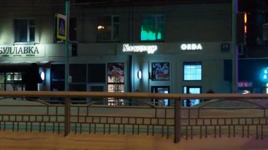 Gece şehri. Gösteriş. Kışın Gece Şehri 'nin aydınlık caddesi. Novosibirsk şehri. Sibirya.